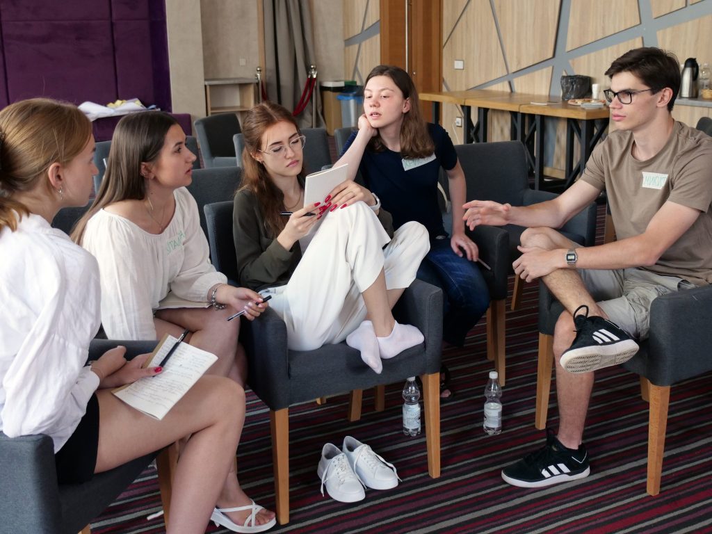 Recall, Reflect, Retell: життя під час війни у роботах української&nbsp;молоді